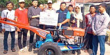 Traktor Bantuan Cair, Kades Tanjangawan Ingatkan Poktan Soal Perawatan