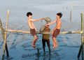 Pemdes Karangkiring Kebomas Adakan Lomba Gebuk Bantal di Pesisir Pantai, Kenalkan Wisata Mangrove