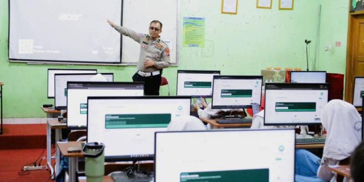 Polres Gresik Perkuat Literasi Digital, Ratusan Pelajar SMAN 1 Gresik Dapat Edukasi AI
