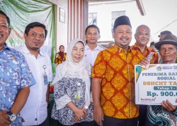 Diawali dari Kecamatan Dukun, Bupati Gresik Gelontorkan BLT DBHCHT Kepada 263 KPM dan 9.932 Bantuan Pangan
