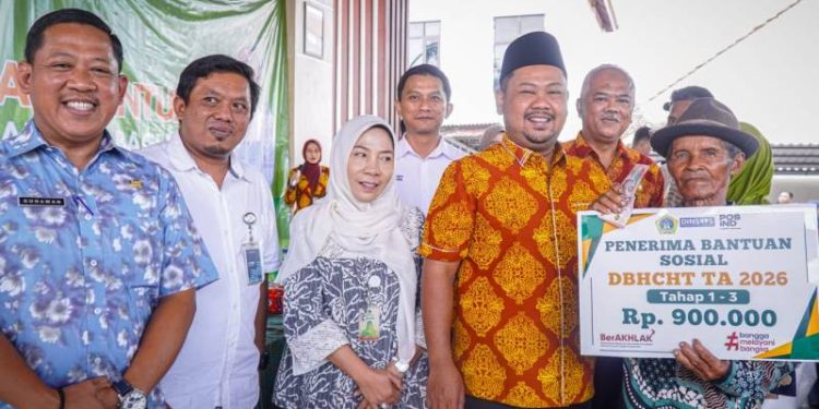 Diawali dari Kecamatan Dukun, Bupati Gresik Gelontorkan BLT DBHCHT Kepada 263 KPM dan 9.932 Bantuan Pangan
