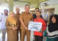 Serahkan Bantuan di Benjeng, Wabup Alif Buka Ruang Warga Sampaikan Keluhan