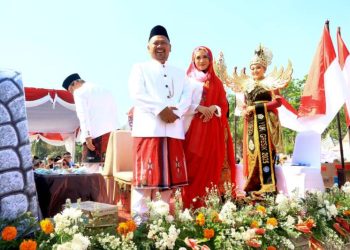 Naik Mobil Hias Nogo Giri, Bupati Yani dan Wabup Alif Ramaikan Gresik Merdeka Carnival 2026