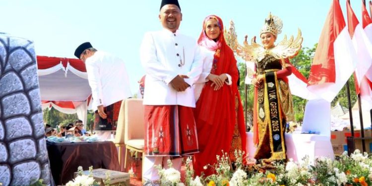 Naik Mobil Hias Nogo Giri, Bupati Yani dan Wabup Alif Ramaikan Gresik Merdeka Carnival 2026