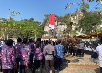 Semarak HUT ke-81 RI, PKDI Ujungpangkah Hadiri Pengibaran Bendera Raksasa di Tebing Kapur