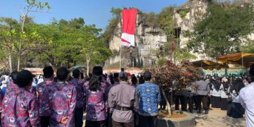 Semarak HUT ke-81 RI, PKDI Ujungpangkah Hadiri Pengibaran Bendera Raksasa di Tebing Kapur
