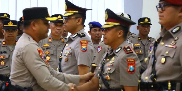 Kapolres Gresik Pimpin Sertijab PJU dan Kapolsek, 14 Personel Bergeser