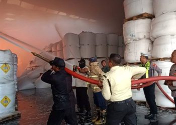 Polres Gresik Bersama Tim Gabungan Berjibaku Padamkan Api di Gudang PT Wings Surya Driyorejo