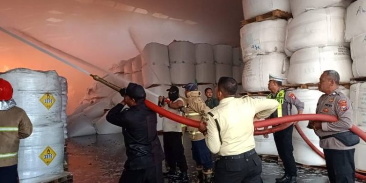 Polres Gresik Bersama Tim Gabungan Berjibaku Padamkan Api di Gudang PT Wings Surya Driyorejo