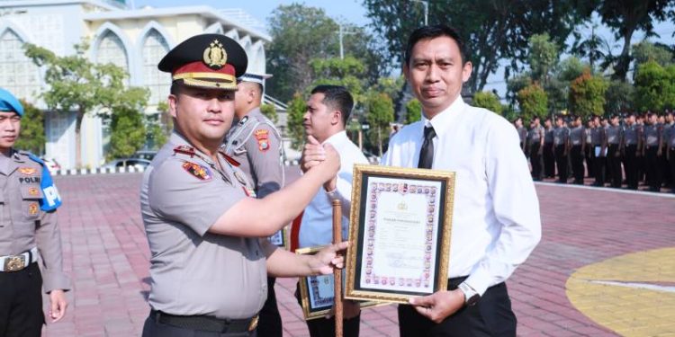 Lima Personel Polres Gresik Raih Penghargaan atas Prestasi Pelayanan Prima Tingkat Nasional