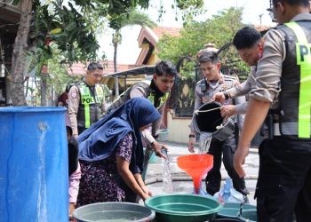 Satlantas Polres Gresik Salurkan Air Bersih, Wujud Kepedulian Polantas Sambut HUT Lalu Lintas ke-71