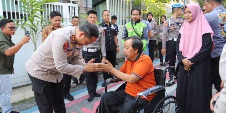 Jelang HUT Lalu Lintas Bhayangkara ke-71, Kapolres Gresik Bantu Ojol Korban Kecelakaan Beri Kursi Roda Hingga Modal Usaha