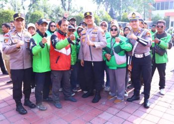 Peringati Hari Lalu Lintas Bhayangkara Ke-71, Polres Gresik Gelar Apel Bersama Relawan Ambulans dan Ojol