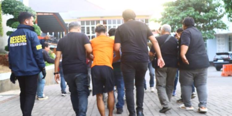 Kapolres Gresik Kembalikan Motor Milik Korban Curian, Dua Pelaku Diberi Tindakan Tegas Terukur