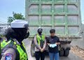 Satlantas Polres Gresik Tindak Tegas Truk Tanpa Terpal di Jalan Raya Pantura Gresik