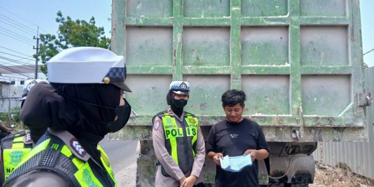 Satlantas Polres Gresik Tindak Tegas Truk Tanpa Terpal di Jalan Raya Pantura Gresik