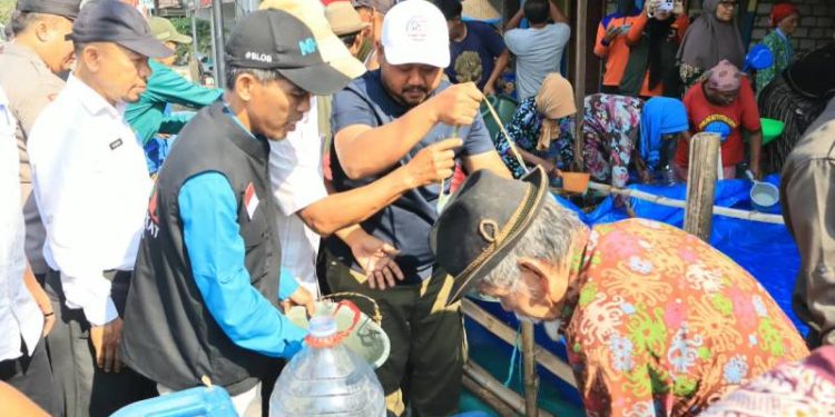 Pemkab Gresik Salurkan 7 Tangki Air Bersih untuk Warga Terdampak Kekeringan di Desa Ganggang