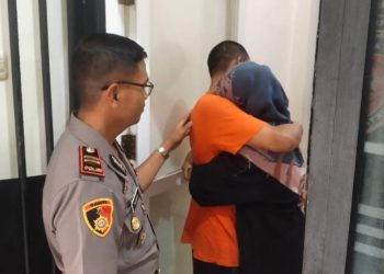 Momen Haru Dibalik Jeruji, Polisi Gresik Beri Kesempatan Tahanan Peluk Anak dan Istri