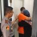Momen Haru Dibalik Jeruji, Polisi Gresik Beri Kesempatan Tahanan Peluk Anak dan Istri
