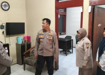 Wakapolres Gresik Cek Pelayanan di Polsek Kebomas, Pastikan Masyarakat Terlayani dengan Baik