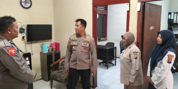 Wakapolres Gresik Cek Pelayanan di Polsek Kebomas, Pastikan Masyarakat Terlayani dengan Baik