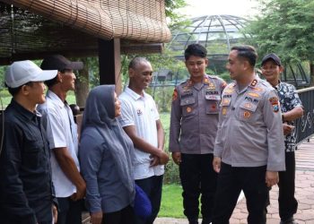 Polisi Bersama Masyarakat, Kapolres Gresik Bantu Wahyu Kembali ke Keluarga di Menganti
