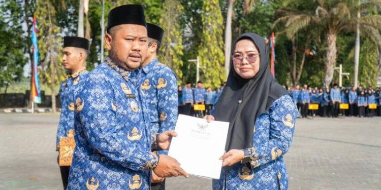 Peringatan HUT ke-81 Provinsi Jawa Timur Dirangkai dengan Penyerahan SK PPPK Paruh Waktu, Bupati Gresik Tekankan Kinerja dan Pelayanan Publik