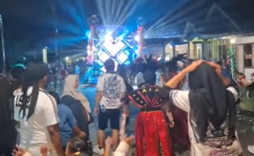 Ribuan Warga Bulangkulon Banjiri Jalanan Desa, Antusias Ikuti Karnaval Parade Sound Horeg