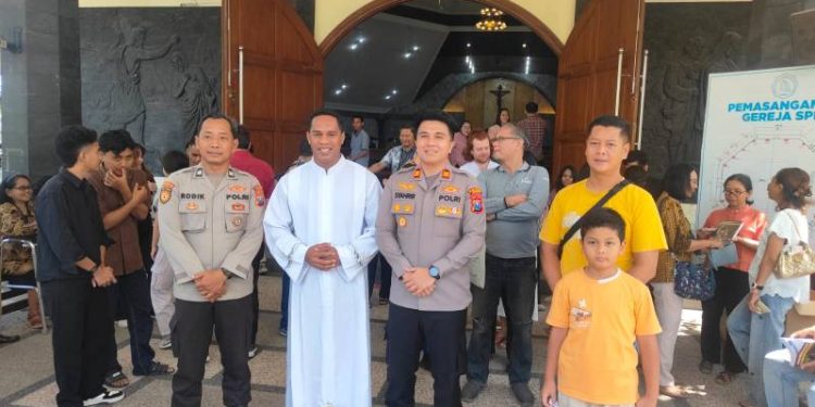 Jaga Suasana Ibadah Tetap Nyaman, Polres Gresik Sapa Jemaat dan Perkuat Silaturahmi