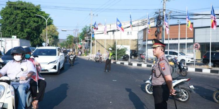 Pastikan Kelancaran Arus lalu lintas, Kapolres Gresik Turun Langsung cek personil dan Atur Lalu Lintas