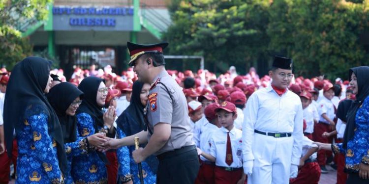 Sambangi Siswa SD Negeri 6 Gresik, Kapolres Gresik: Gunakan handphone secara bijak