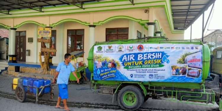 Gandeng Forum Zakat, Baznas dan Kemenag, DMI Gresik Salurkan Bantuan Air Bersih untuk Jamaah Masjid