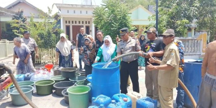 Polisi Bersama Masyarakat, Polsek Duduksampeyan Salurkan Air Bersih untuk Warga Tumapel