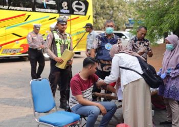 Satlantas Polres Gresik Gelar Rampcheck Bus Pariwisata, Pastikan Sopir Sehat dan Bebas Narkoba