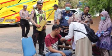 Satlantas Polres Gresik Gelar Rampcheck Bus Pariwisata, Pastikan Sopir Sehat dan Bebas Narkoba